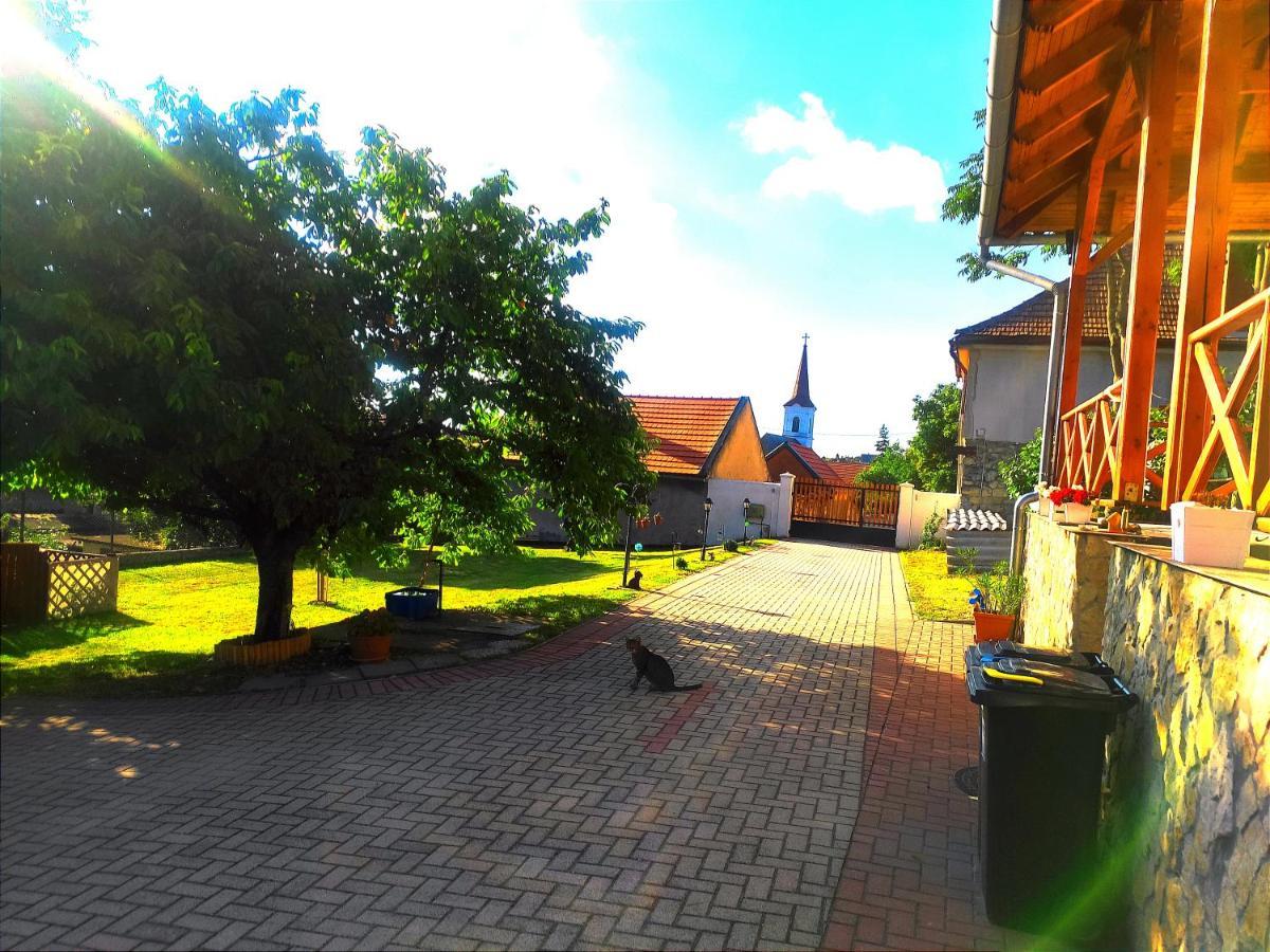 Szandra Vendeghaz Osku Exterior photo